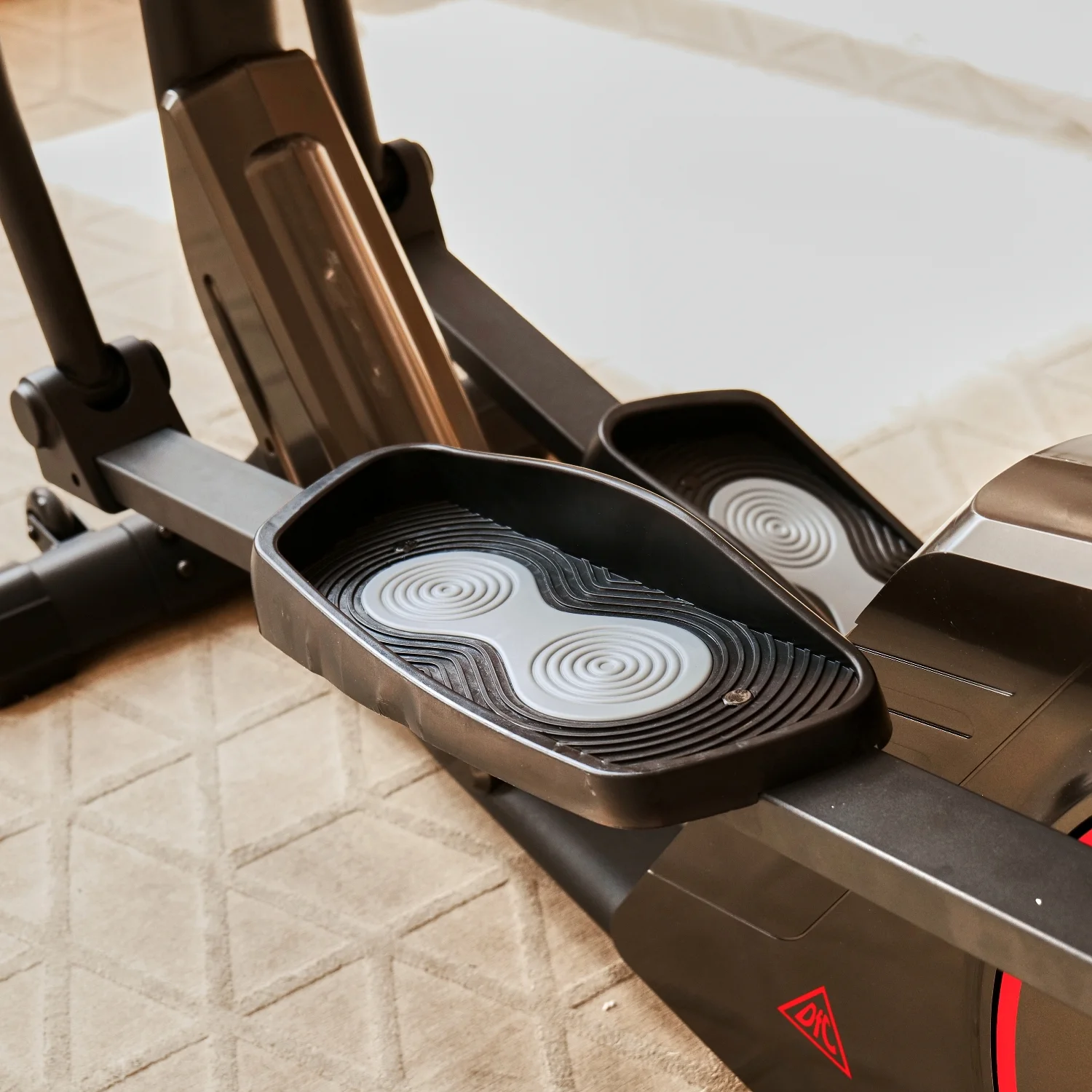 Фото Эллиптический тренажер DFC E97602 магн.эл.привод со склада магазина Спортев