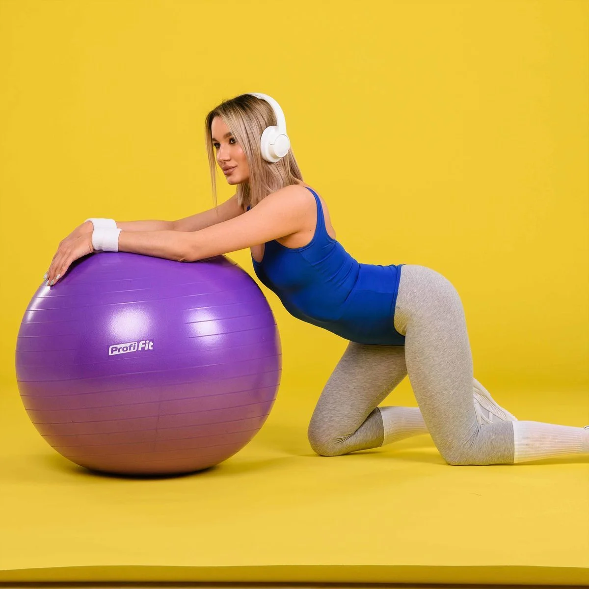 Фото Гимнастический мяч антивзрыв D75 см PROFI-FIT со склада магазина Спортев