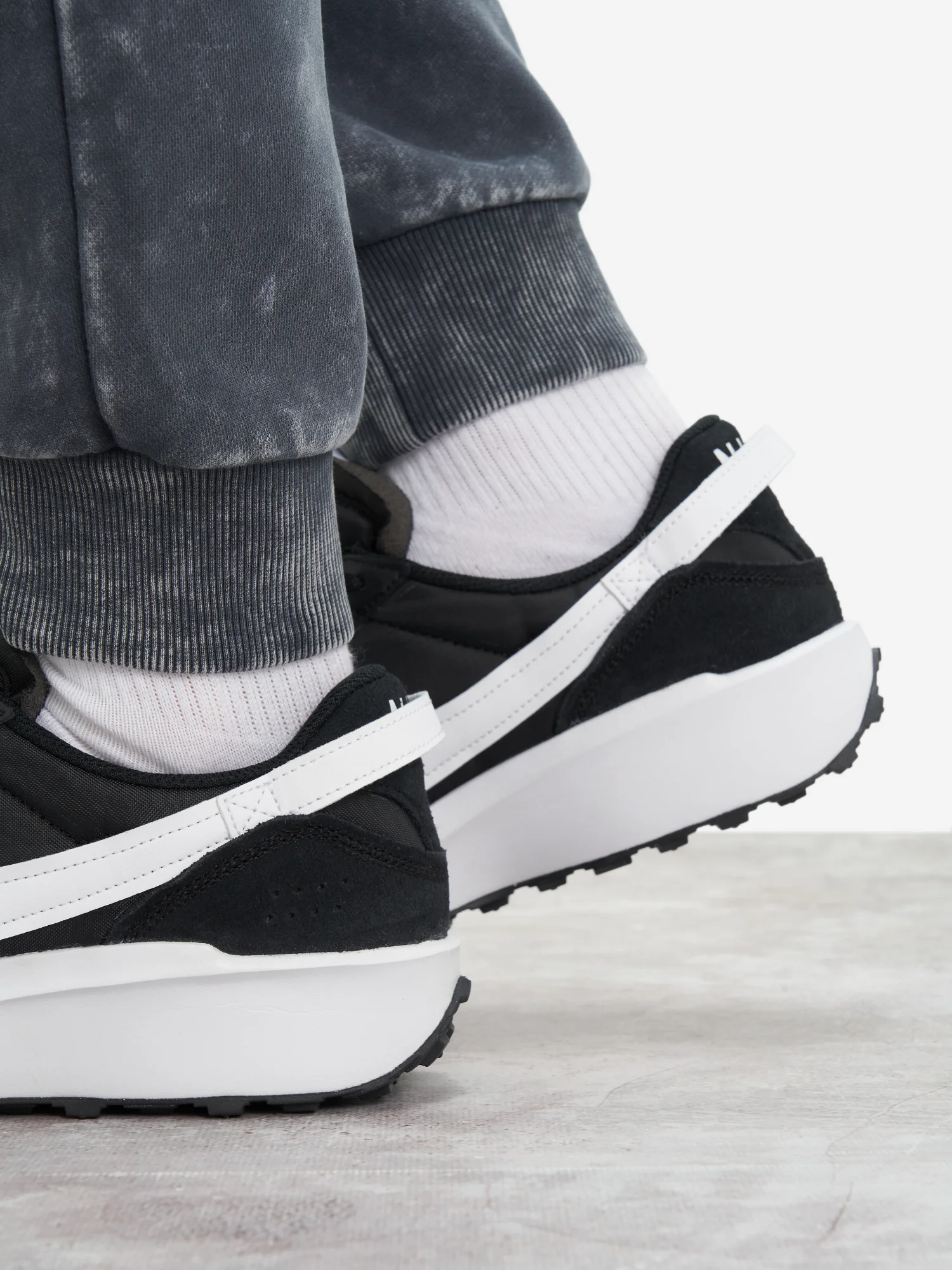Кроссовки Nike Waffle Debut черный DH9522-001 Фото Кроссовки Nike Waffle Debut черный DH9522-001 со склада магазина Спортев