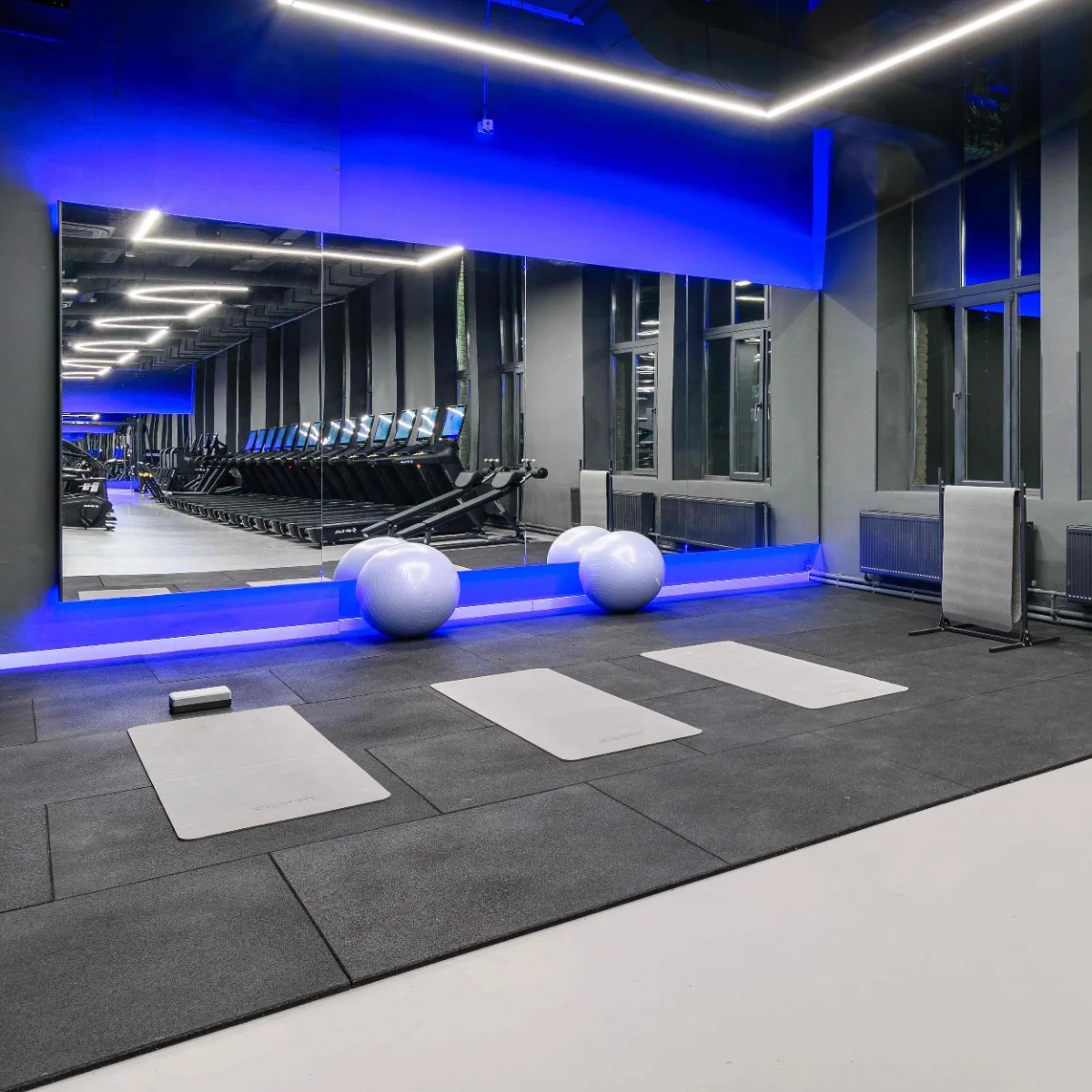 Фото Гимнастический мяч антивзрыв D65 см PROFI-FIT со склада магазина Спортев
