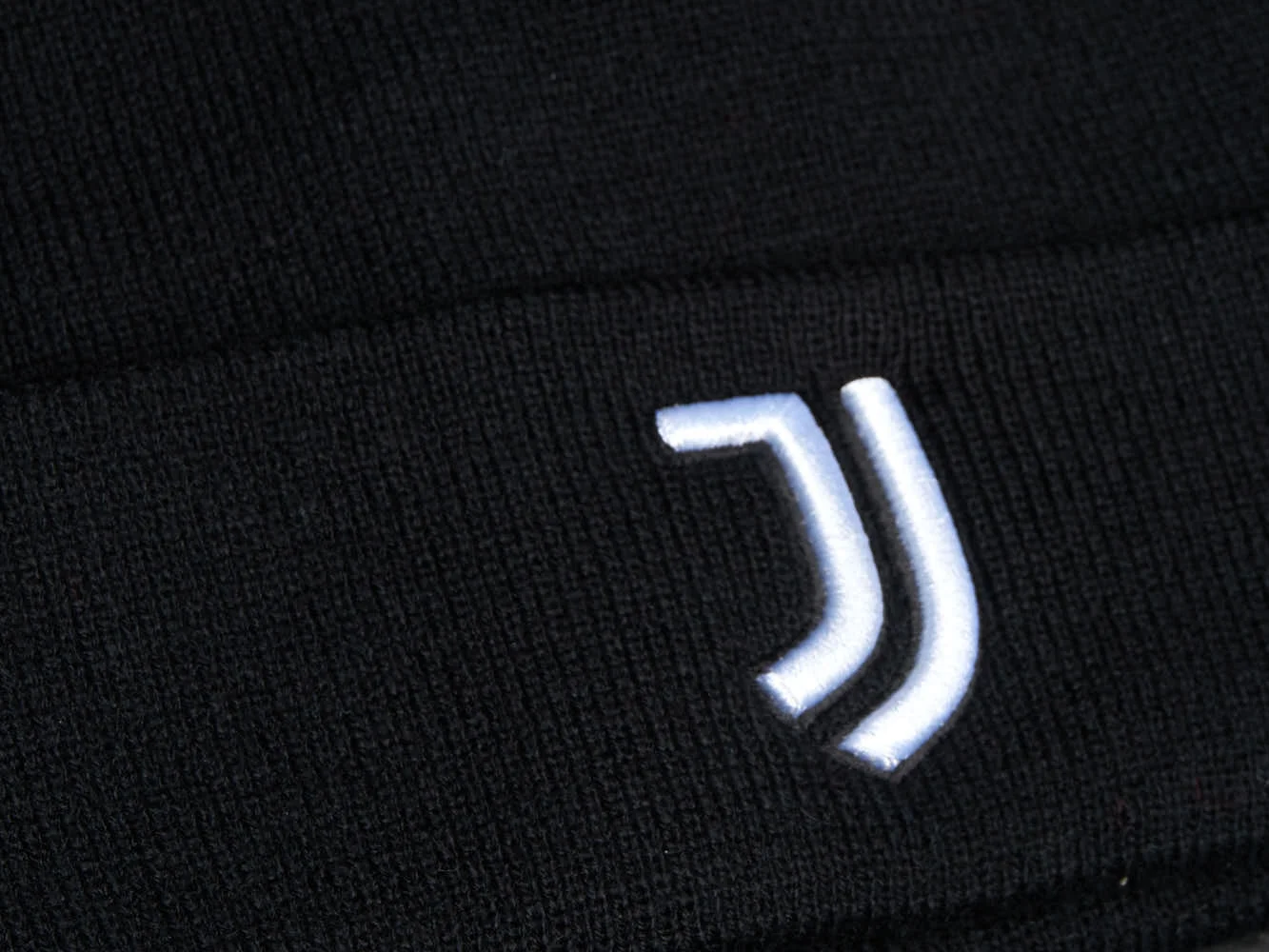 Фото Шапка FC Juventus черная р.55-58 37300 со склада магазина Спортев