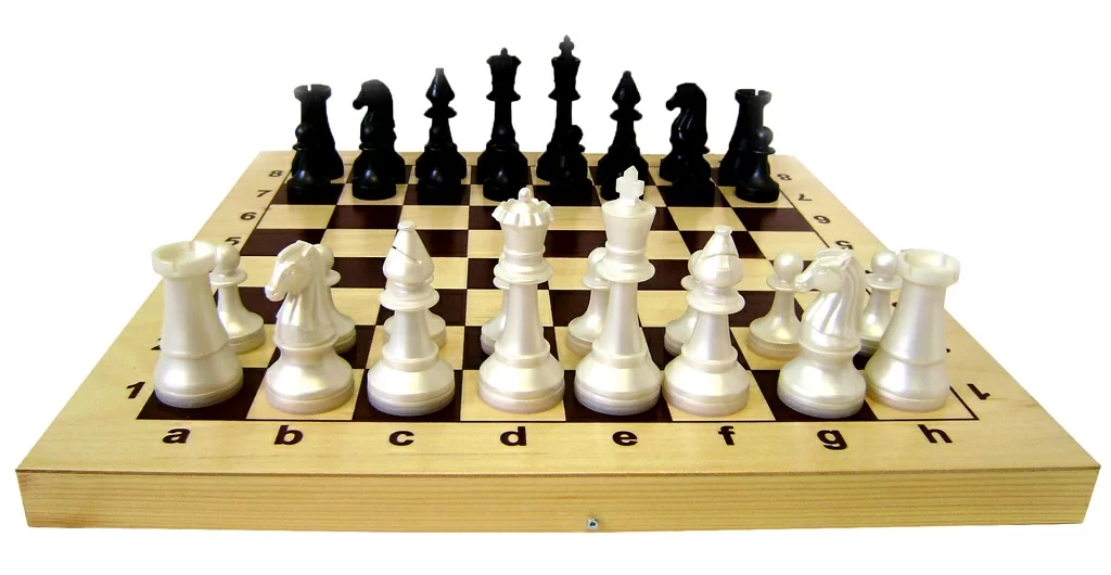 Фото Шахматы гроссмейстерские пластмассовые (d38) с доской 43*21*5,5 см Ш-18 со склада магазина СпортЕВ