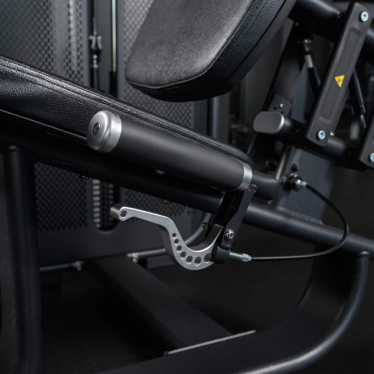 Фото E7002JZ Разгибание ног сидя. Стек 135 кг со склада магазина Спортев