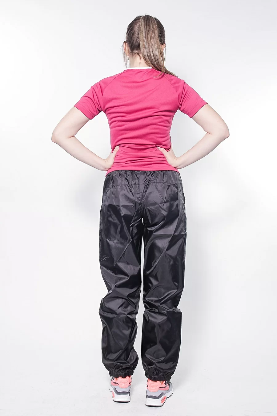 Фото Брюки ветрозащитные Umbro Uniform Training Shower Pants чер/бел/бел 423013/611 со склада магазина СпортЕВ