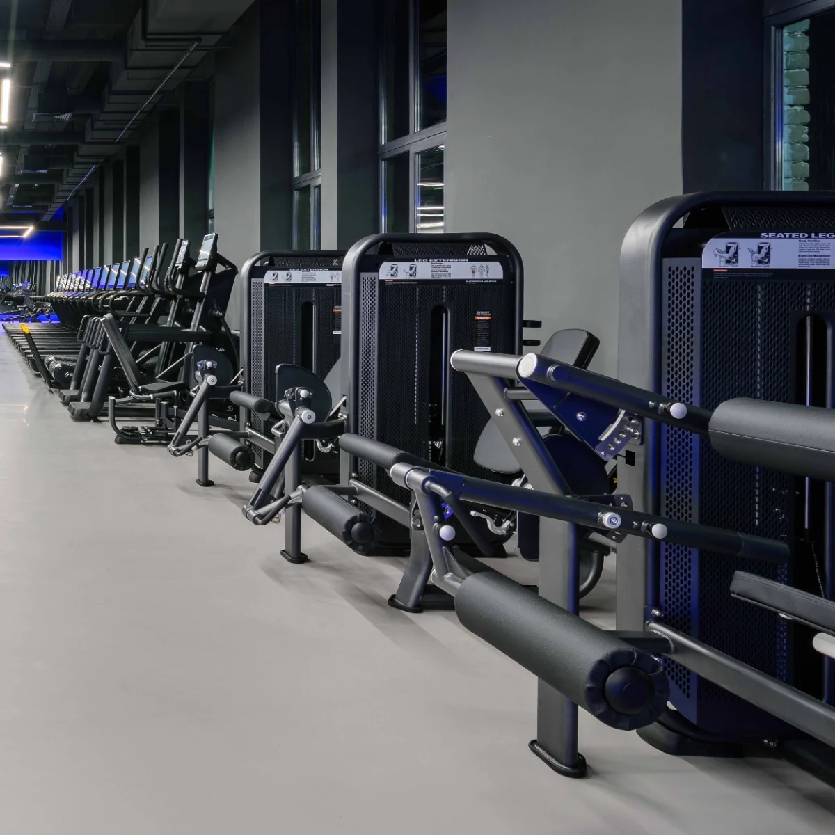 Фото E7002JZ Разгибание ног сидя. Стек 135 кг со склада магазина Спортев