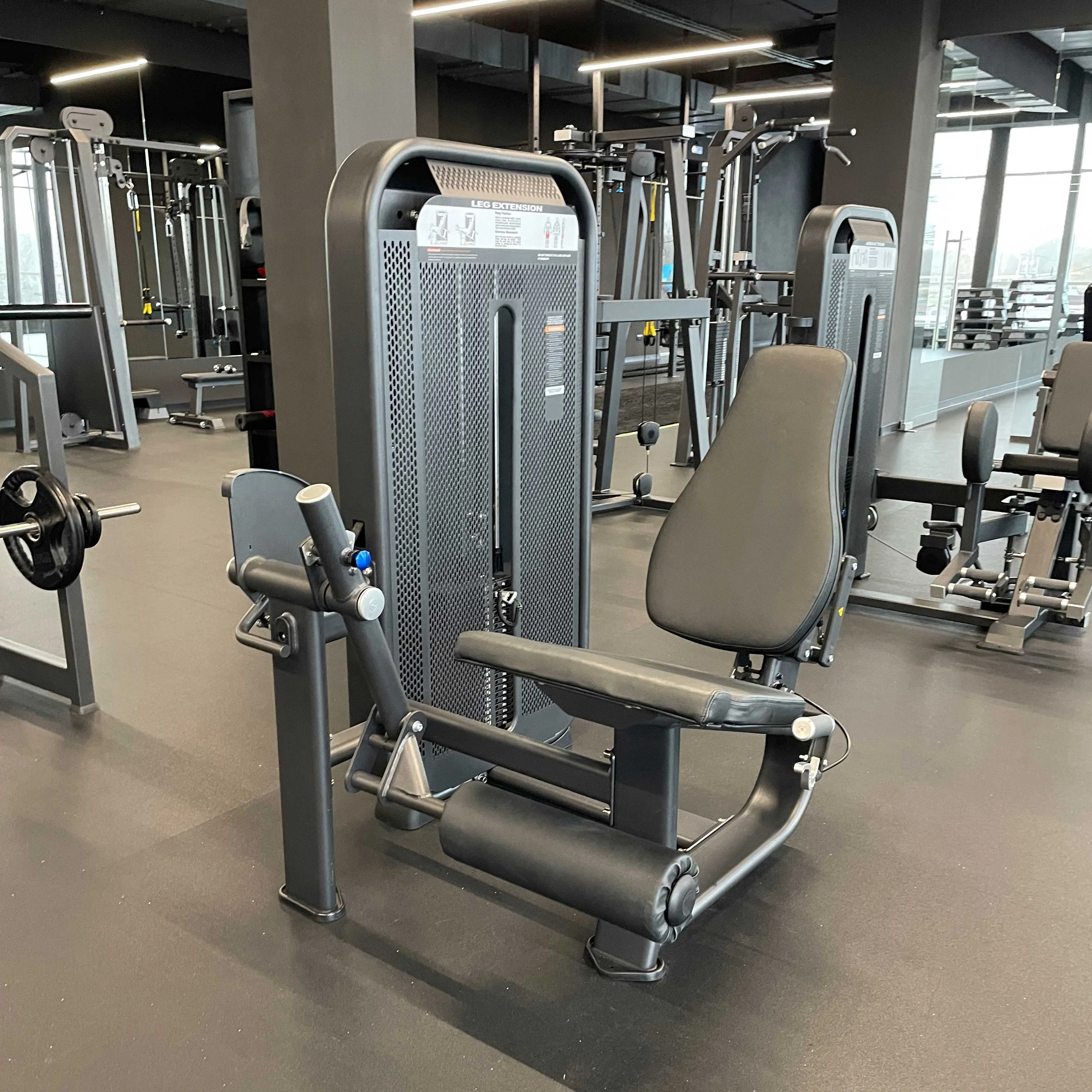 Фото E7002JZ Разгибание ног сидя. Стек 135 кг со склада магазина Спортев