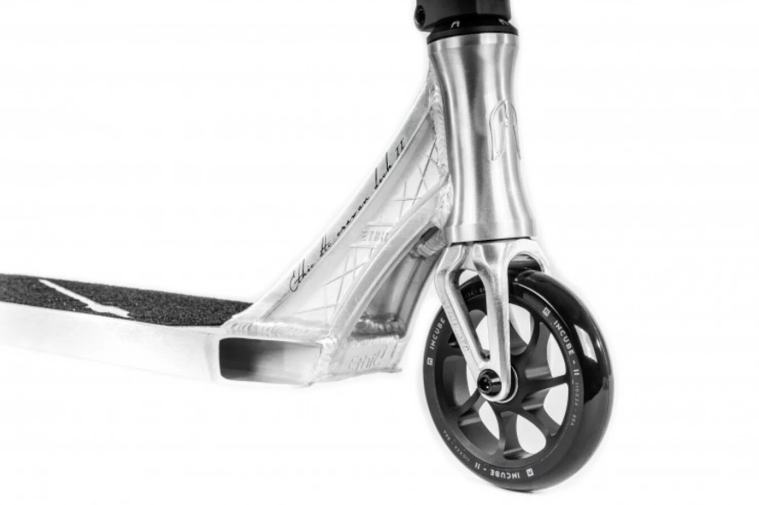 Самокат Ethic Complete Scooter Erawan V2 "M" трюковой матовый 011808 Фото Самокат Ethic Complete Scooter Erawan V2 "M" трюковой матовый 011808 со склада магазина Спортев