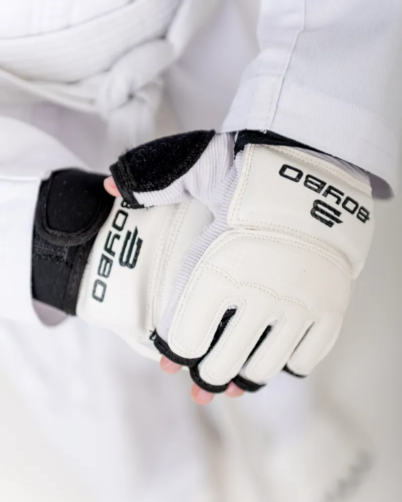 Фото Перчатки тхэквондо BoyBo WTF с фиксацией 0146 со склада магазина Спортев