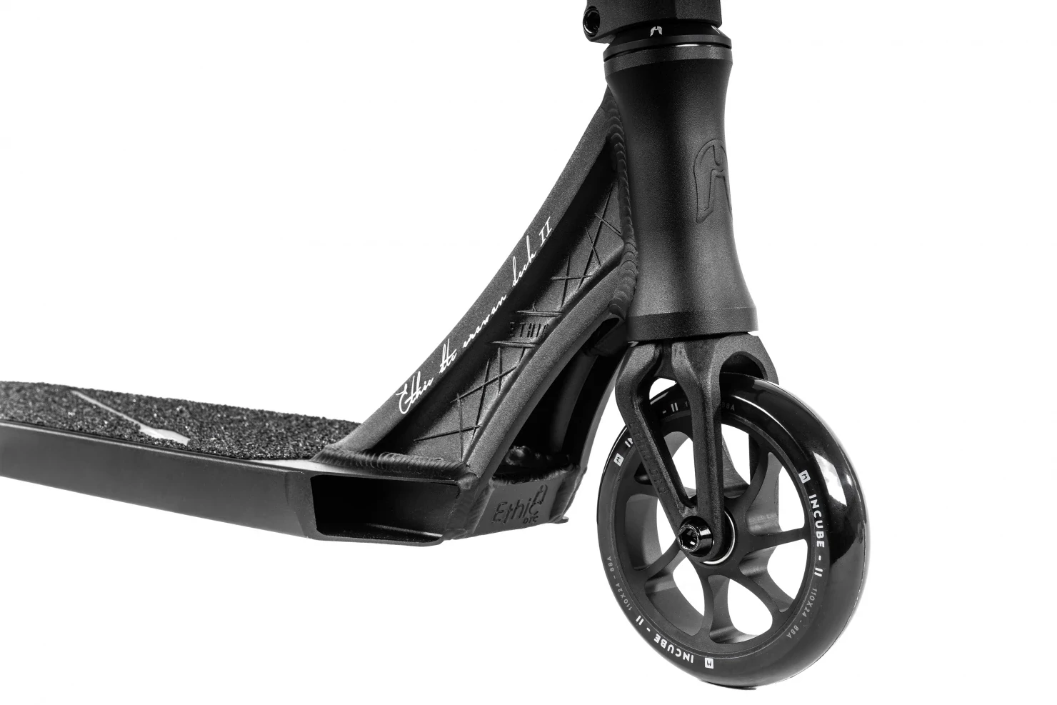 Самокат Ethic Complete Scooter Erawan V2 "M" трюковой черный 011820 Фото Самокат Ethic Complete Scooter Erawan V2 "M" трюковой черный 011820 со склада магазина Спортев