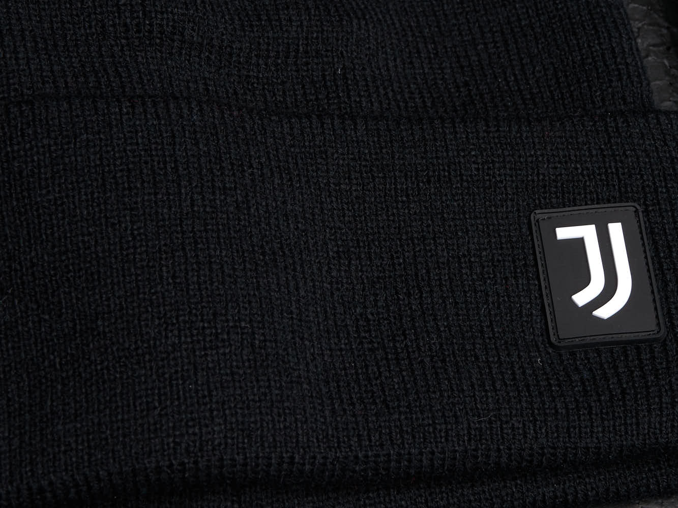 Фото Шапка FC Juventus с помпоном полимерный шеврон черная р.55-58 37306 со склада магазина Спортев