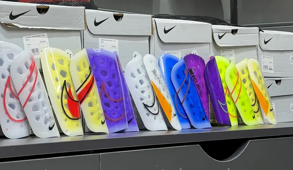 Фото Щитки футбольные Nike Mercurial Lite разноцветные со склада магазина Спортев