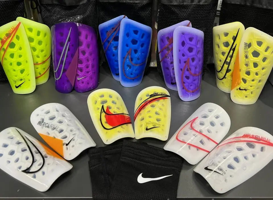 Фото Щитки футбольные Nike Mercurial Lite разноцветные со склада магазина Спортев