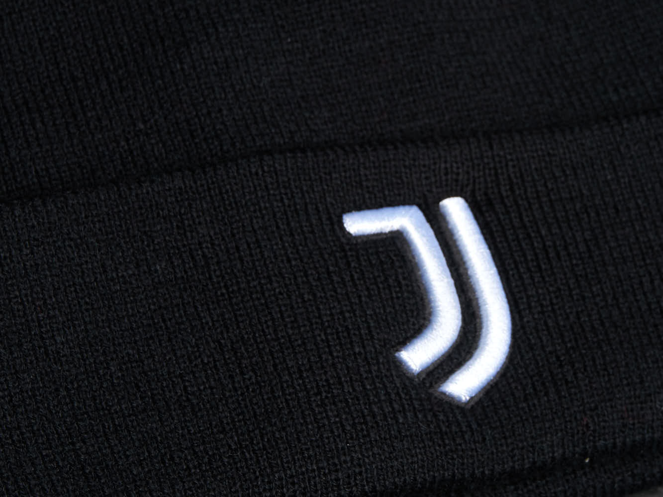 Фото Шапка FC Juventus черная р.55-58 37300 со склада магазина Спортев