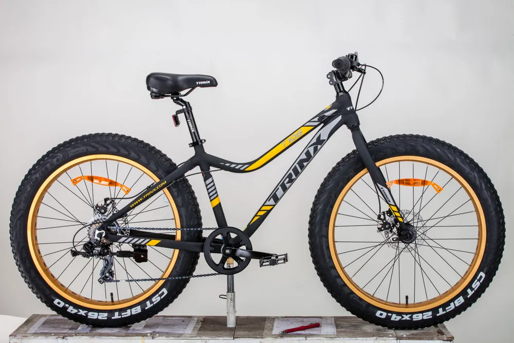 Фото Велосипед TRINX FAT T106 26" матовый черный/серый/золотой со склада магазина СпортЕВ