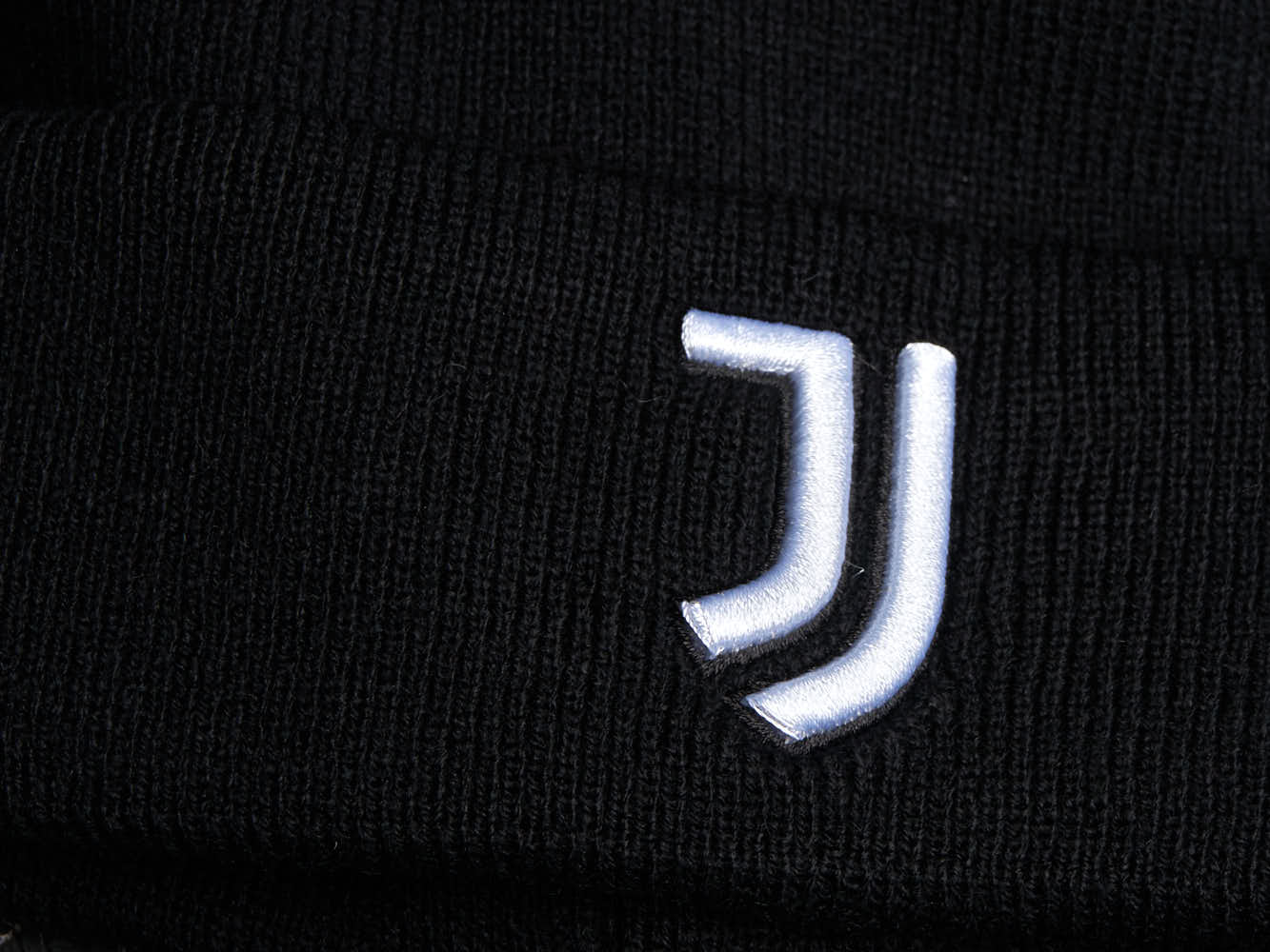 Фото Шапка FC Juventus с помпоном черная р.55-58 37304 со склада магазина Спортев